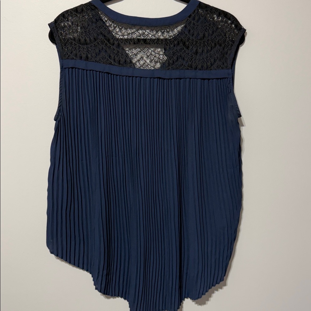 VERO MODA | Navy Sleeveless Top with Black Lace Shoulders size Large - Picture 2 of 5